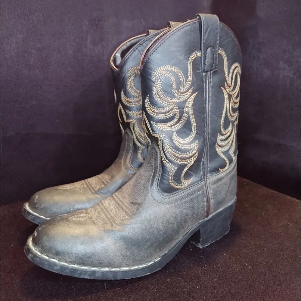 Kids boots size 2.5